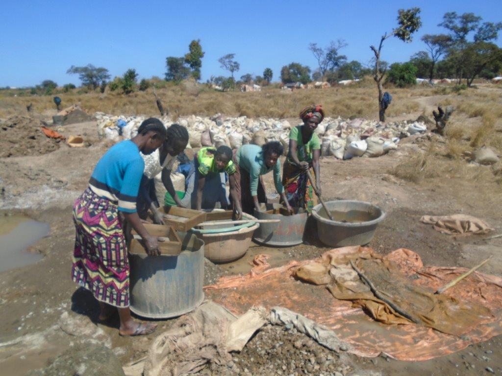 Women sorting and washing minerals Kansonga, DRC