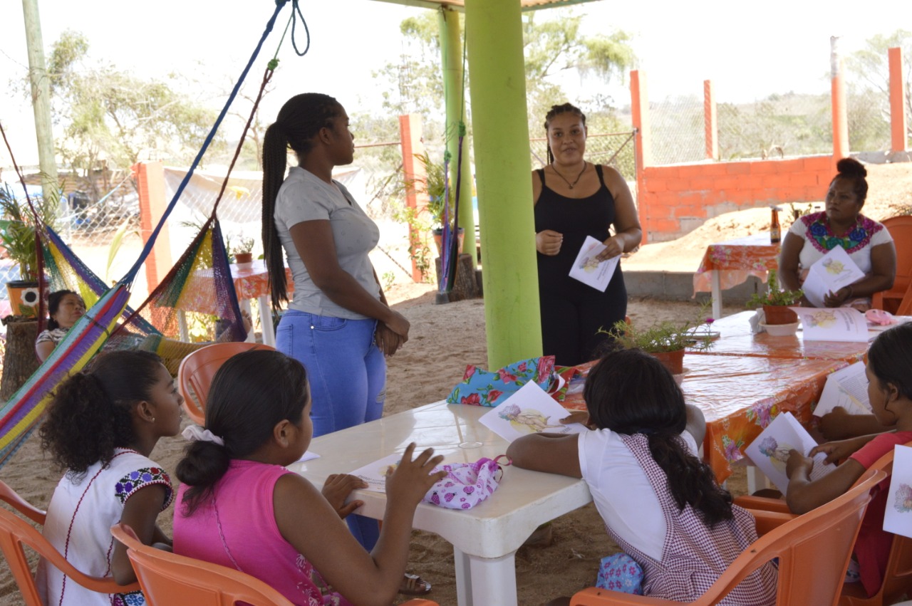 Vida Afrolatina grantee partner AfroPoderosas leading community workshops for young women